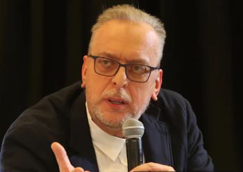 Odniósł się do ataków. Pisze o ojcu zatrzymanego. "Odsiedział wyrok"