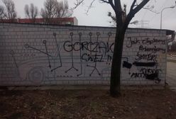 Murale na Żoliborzu zniszczone. "Pseudokibicowskie bohomazy"