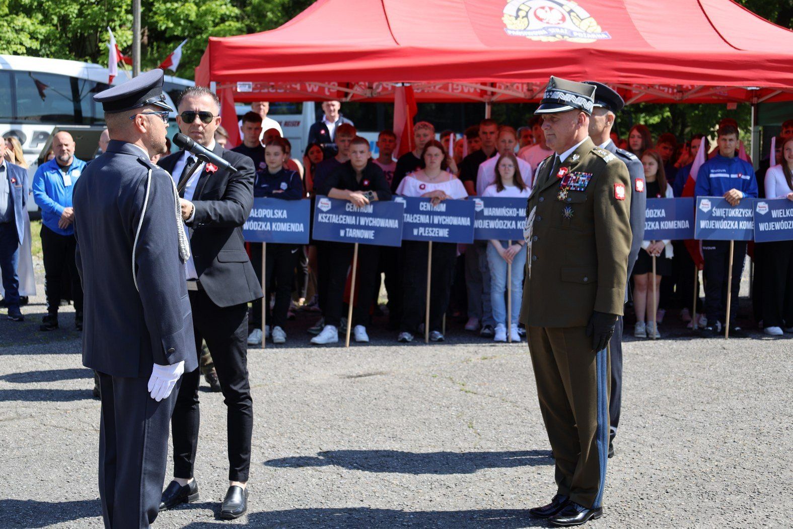 Generał Sławomir Owczarek z awansem na stopień generała broni. Swoją zawodową służbę w Wojsku Polskim rozpoczął w 1987 roku w Pleszewie. Z tej okazji gratulacje złożyli mu przedstawiciele CKiW OHP Pleszew