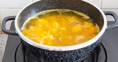 Zupa z dyni. Jeden składnik sprawi, że będzie aksamitna