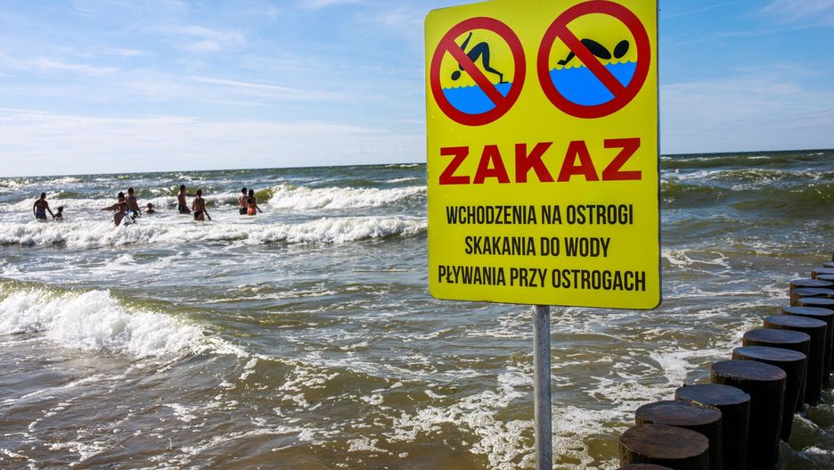 Polska Karol Porwich
Fot. Karol Porwich/East News, Pobierowo, 05.08.2024. Ludzie na plazy podczas wypoczynku. N/z: Zakaz wchodzenia na ostrogi.
KP