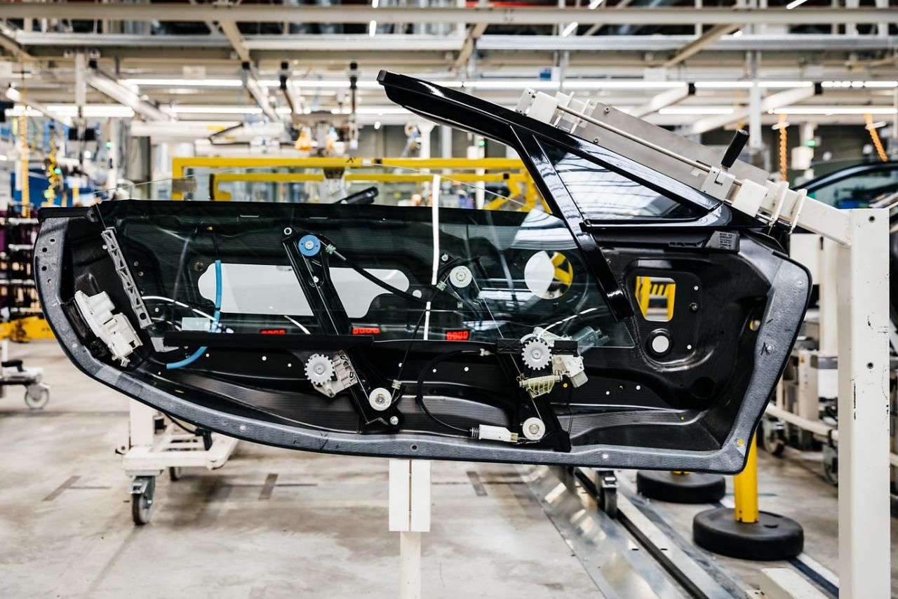 BMW i8 Roadster na etapie produkcji, źródło: materiały prasowe HP.