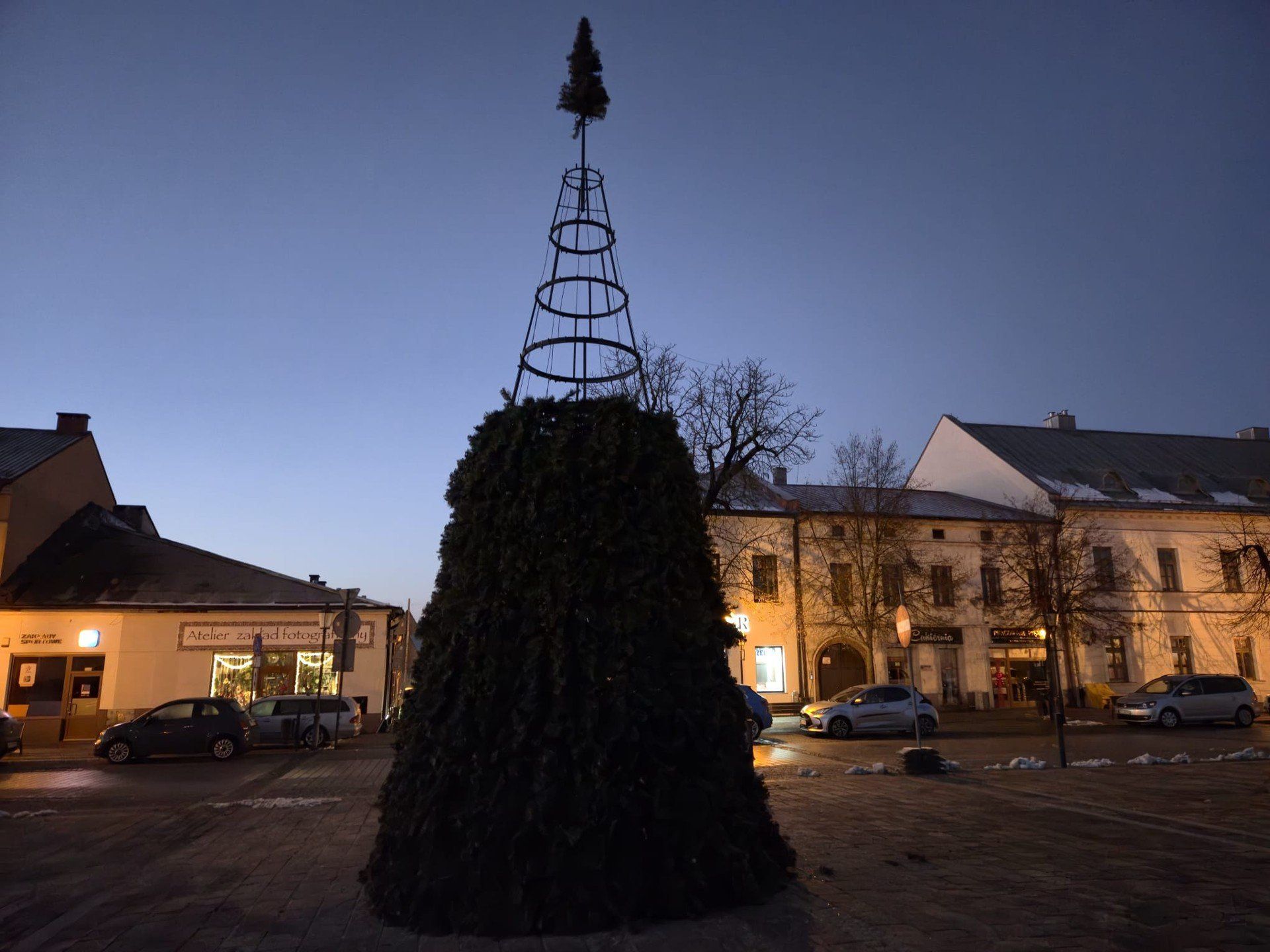 Coraz bliżej święta. Na rynku w Olkuszu trwa montaż choinki