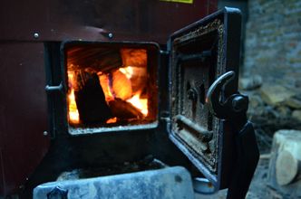 Walka z kopiuchami. Starych pieców coraz mniej, ale nadal trują