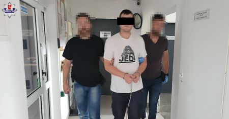 Krzyki kobiety słyszał cały blok. Policja weszła przez balkon