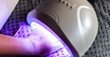 Dermatolożka ostrzega. Groźne konsekwencje robienia hybrydy