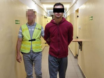 Chełm: Pobił dwóch mężczyzn, a potem ukradł im telefon, zegarek i flaszkę. To recydywista, więc od razu dostał trzy miesiące