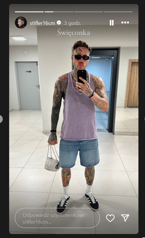 Stifler poszedł ze święconką do kościoła. 