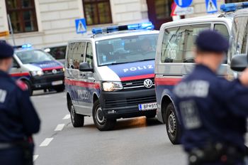 Z rąk do rąk. Mąż odurzał, inni gwałcili. Druga Pelicot w Austrii
