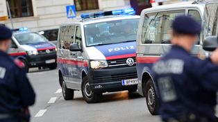 Z rąk do rąk. Mąż odurzał, inni gwałcili. Druga Pelicot w Austrii