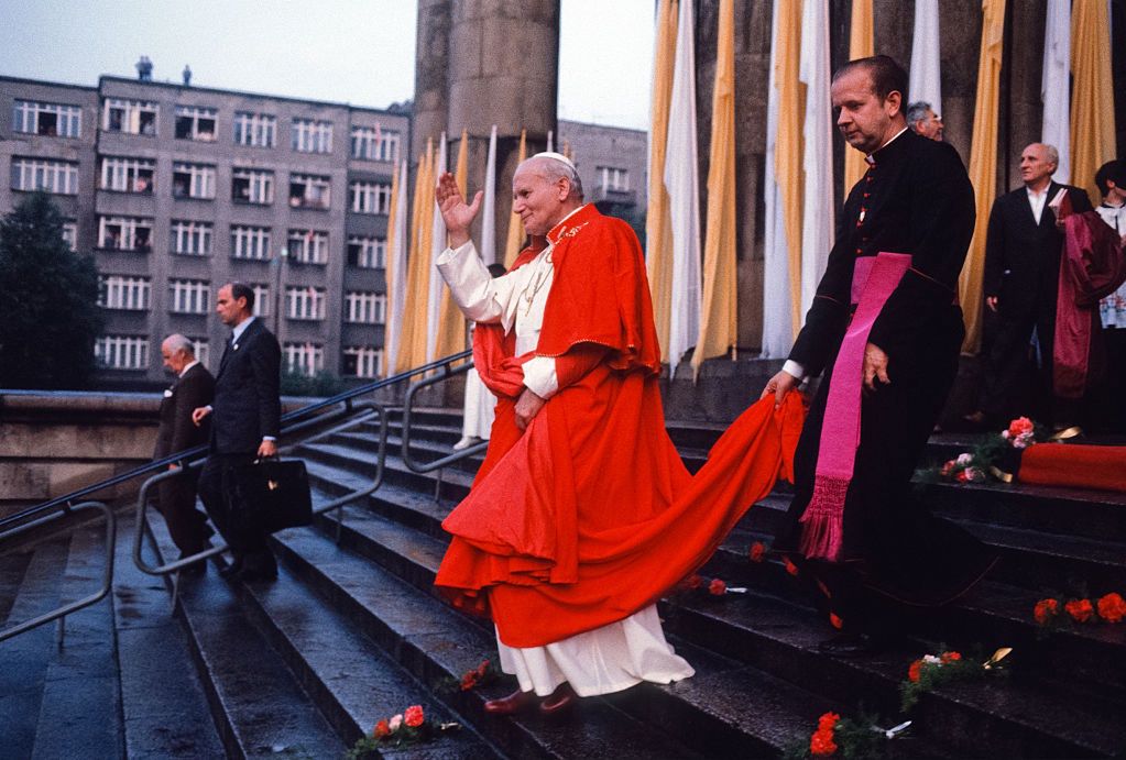 Jan Paweł II w Katowicach. Za nim Stanisław Dziwisz 