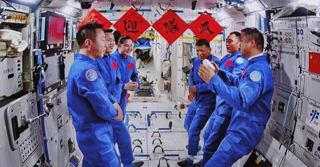 Chińska misja Shenzhou-20. Tajkonauci już na stacji