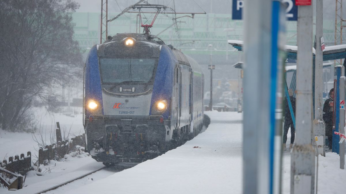 Problemy z pociągiem. Utknęli pod Warszawą (zdj. poglądowe)