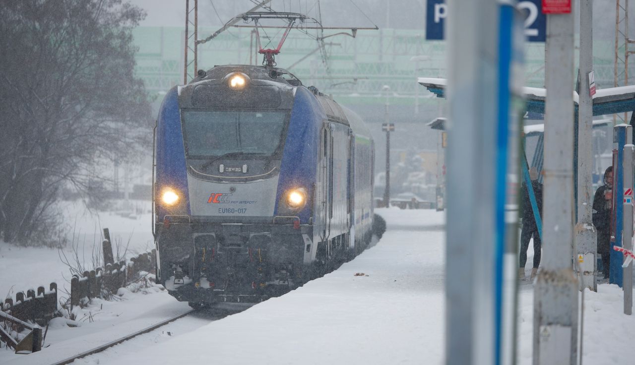 Utknęli pod Warszawą. W pociągu 205 osób