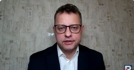 Romanowski na Węgrzech. Zabrał głos. Nie zamierza rezygnować z pensji