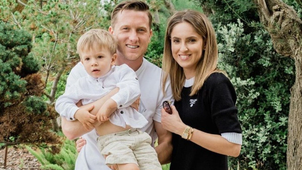 Na zdjęciu: Piotr Zieliński z żoną Laurą i dzieckiem