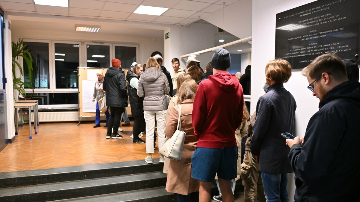 Wybory parlamentarne 2023 r. Na zdjęciu kolejka wyborców czekająca na kartę wyborczą w Krakowie
