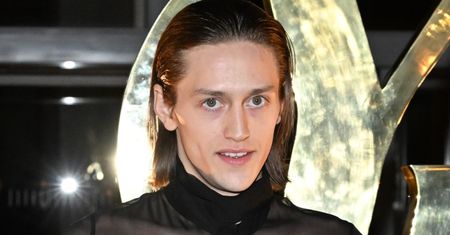 Xavier z "Wednesday" w centrum afery z przemocą seksualną w tle: "Pozwolił, bym została ZGWAŁCONA w jego piwnicy"