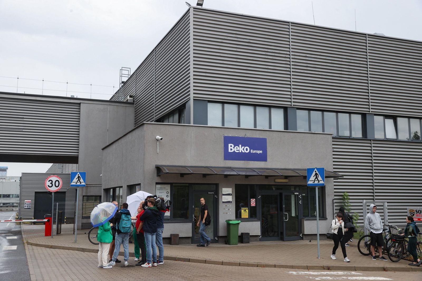 Pracownicy Beko chodzą w czarnych koszulkach. "Szok" w polskiej fabryce