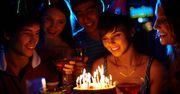 Składanie życzeń w Sieci - krępujące i niepotrzebne. Po co nam w ogóle urodziny w Internecie?
