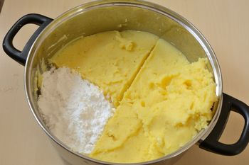 Babcia zawsze trzyma się złotej zasady. Kluski śląskie wychodzą jędrne i mięciutkie