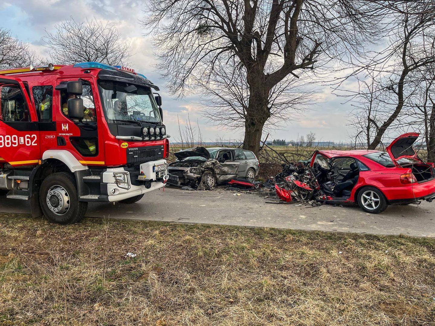 22-latek stracił panowanie nad kierownicą. Na łuku doszło do czołowego zderzenia