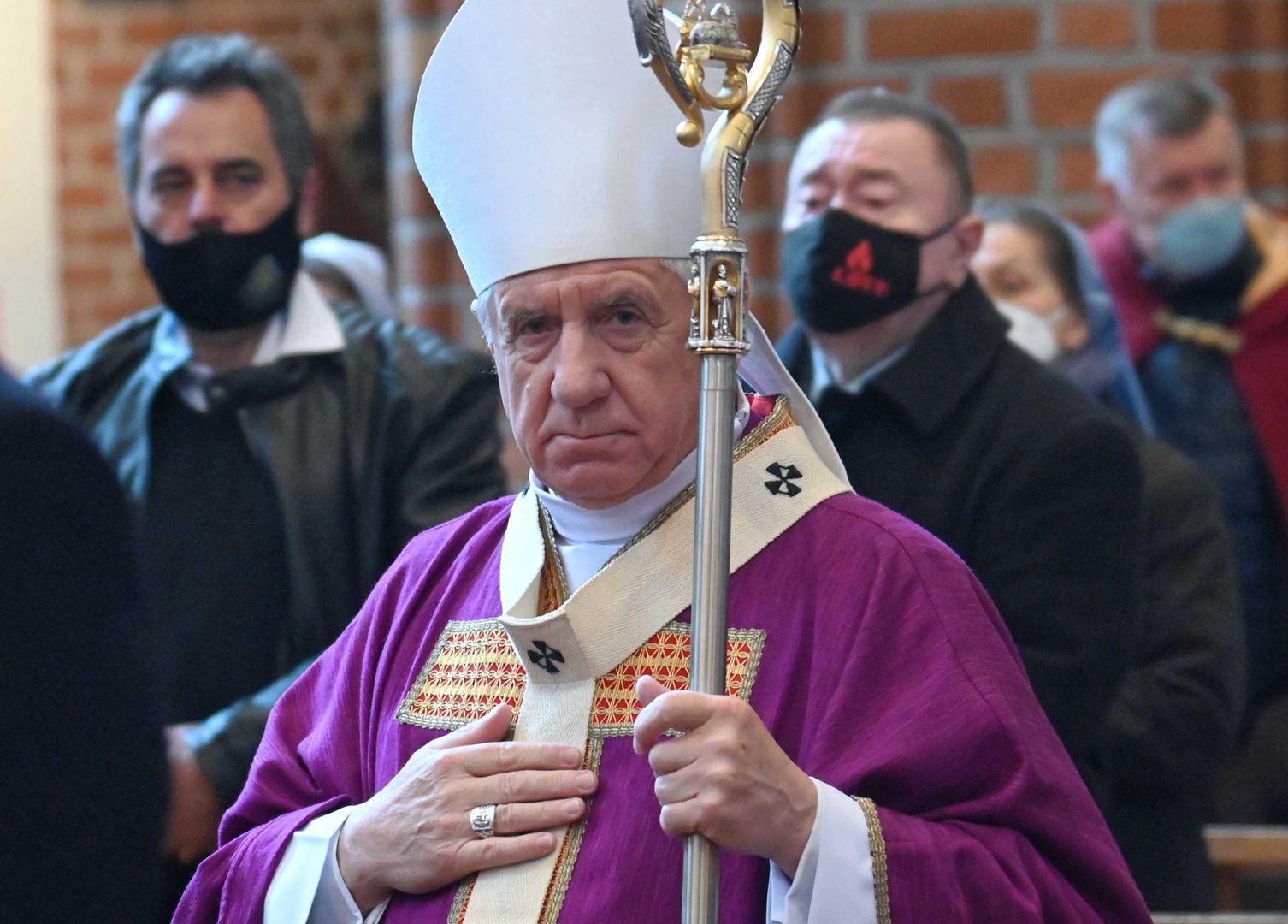 Dymisja arcybiskupa Dzięgi. Ludzie domagają się wyjaśnień