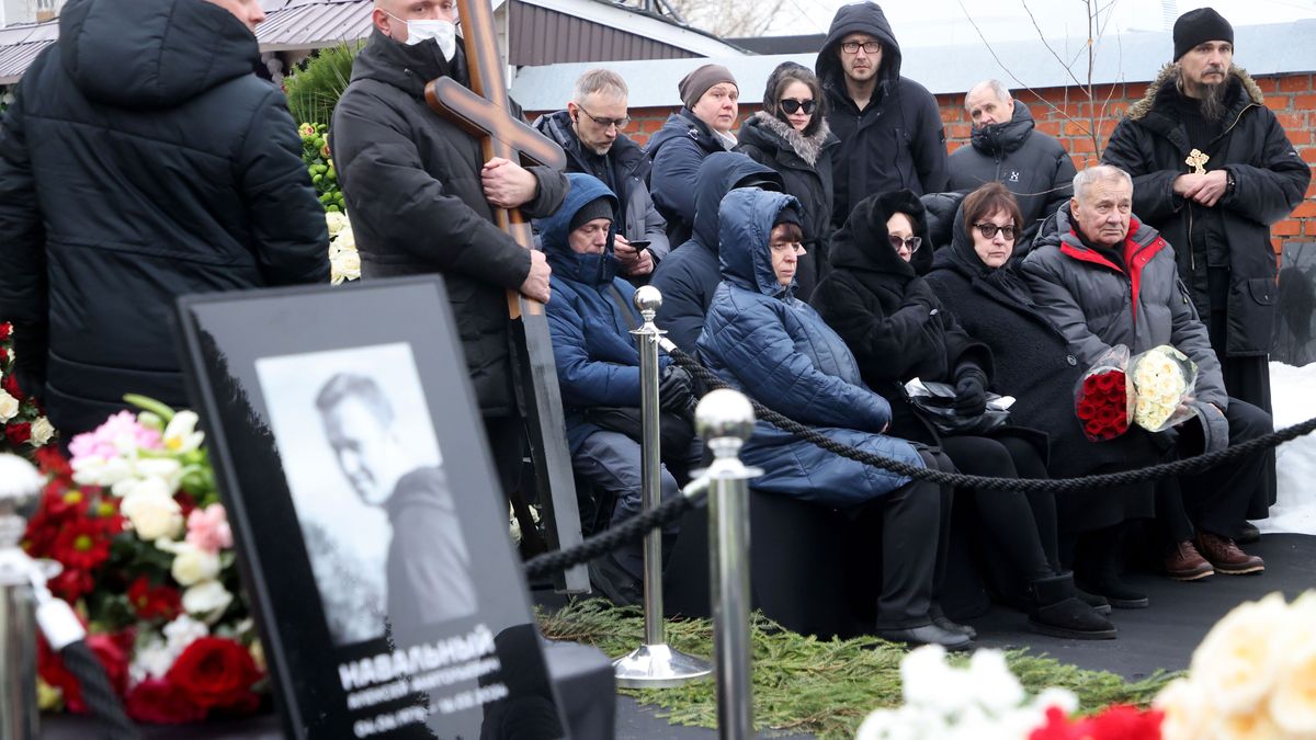 Parents of late Russian opposition leader Alexei Navalny, Lyudmila (C) and Anatoly Navalny (2-R), mourn next to their son's coffin during his funeral at the Borisovskoye cemetery in Moscow, Russia, 01 March 2024. Outspoken Kremlin critic Navalny died aged 47 in an arctic penal colony on 16 February 2024 after being transferred there in 2023. The colony is considered to be one of the world's harshest prisons. EPA/SERGEI ILNITSKY Dostawca: PAP/EPA.