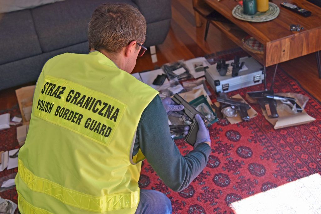 Arsenał broni, amunicji oraz części do broni ujawniony przez funkcjonariuszy Nadbużańskiego Oddziału SG