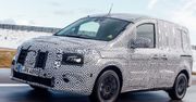 Zamaskowany Mercedes eCitan "złapany" na oficjalnych zdjęciach. Pod gwiazdą ma wtyczkę