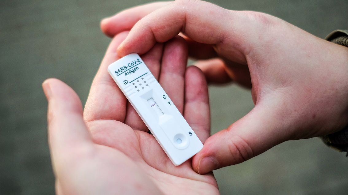 Po 10 dniach test na COVID-19 nadal daje wynik pozytywny. Co robić?