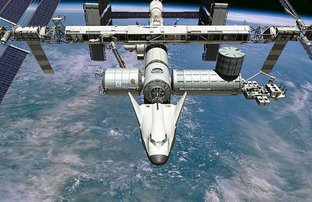 Artystyczna wizja Dream Chasera cumującego do ISS (Fot. Wikimedia Commons)