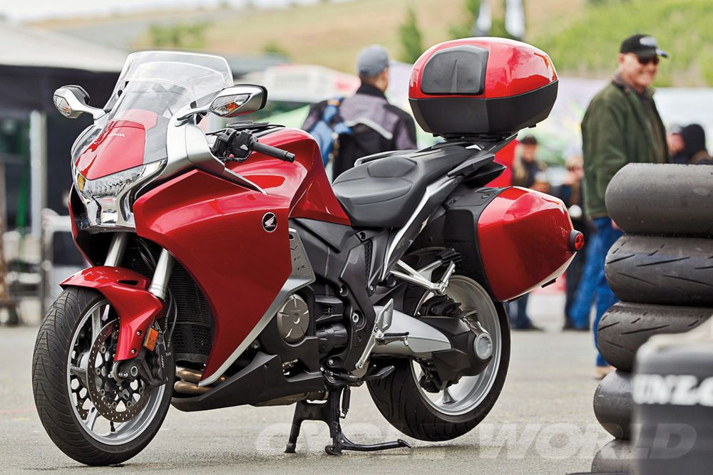 VFR 1200 F - pierwszy motocykl marki Honda, w którym zastosowano automatyczną przekładnię dwu-sprzęgłową Dual-Clutch Transmission (DCT)