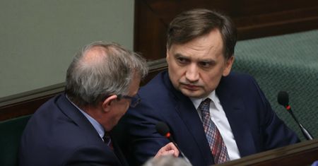 "Haniebna wrzutka". Nagła zmiana w Sejmie. Fala komentarzy