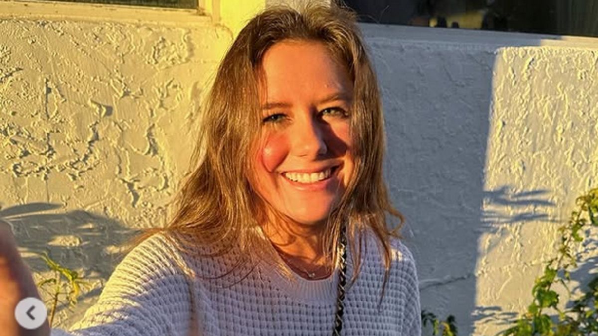 Oczy Hallie łzawiły a na jej twarzy zaczęła się pojawiać wysypka