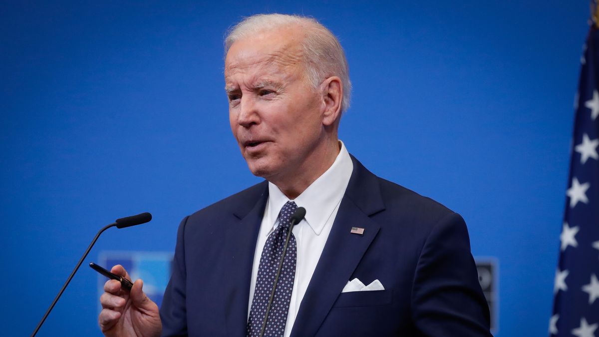 Na zdjęciu prezydent Joe Biden na tle flagi amerykańskiej i band NATO