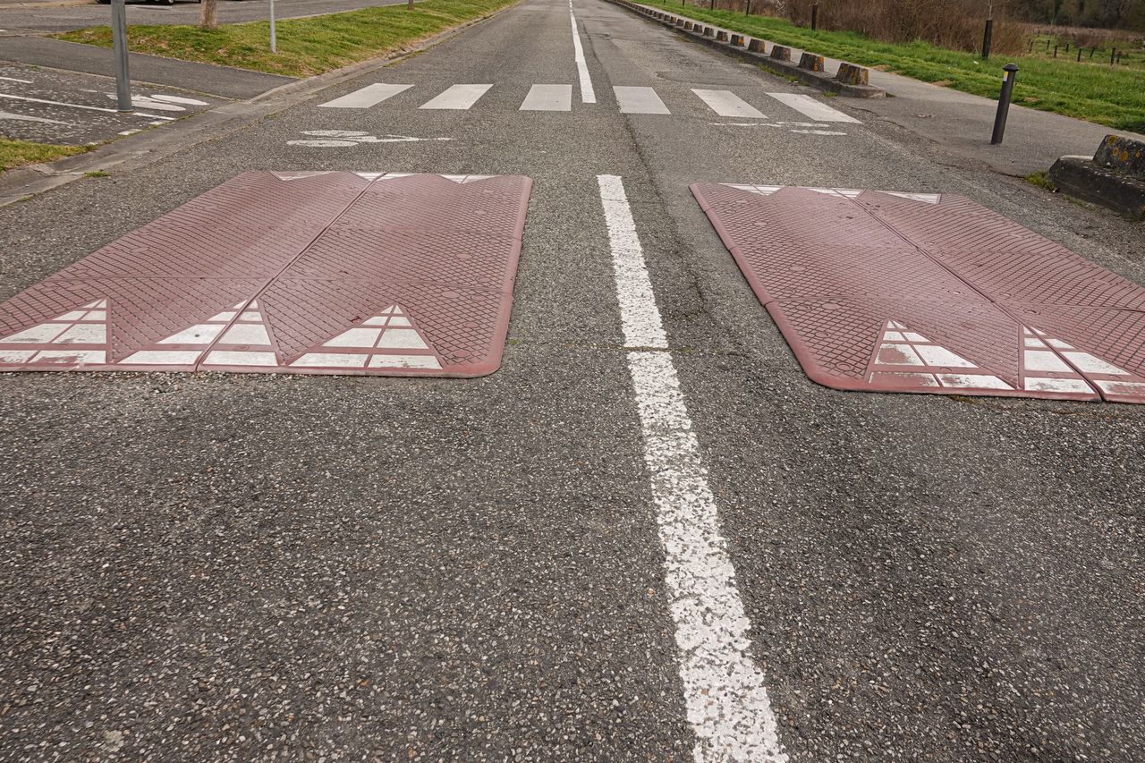 Kraków: Chcieli szerokiego progu zwalniającego. Jest, ale wąski