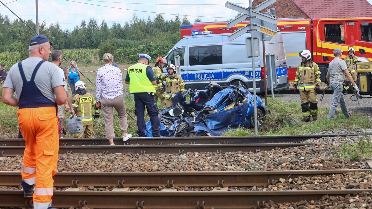 Kalisz, 03.09.2023. Miejsce wypadku z udziałem pociągu i auta osobowego na niestrzeżonym przejeździe kolejowym w Kaliszu, 3 bm. Strażacy uwolnili zakleszczoną we wnętrzu pojazdu kierującą. Trwa usuwanie skutków zdarzenia. (amb) PAP/Tomasz Wojtasik *** Zdjęcie do depeszy PAP pt. "Wielkopolskie/ Zderzenie pociągu z autem osobowym w Kaliszu" ***