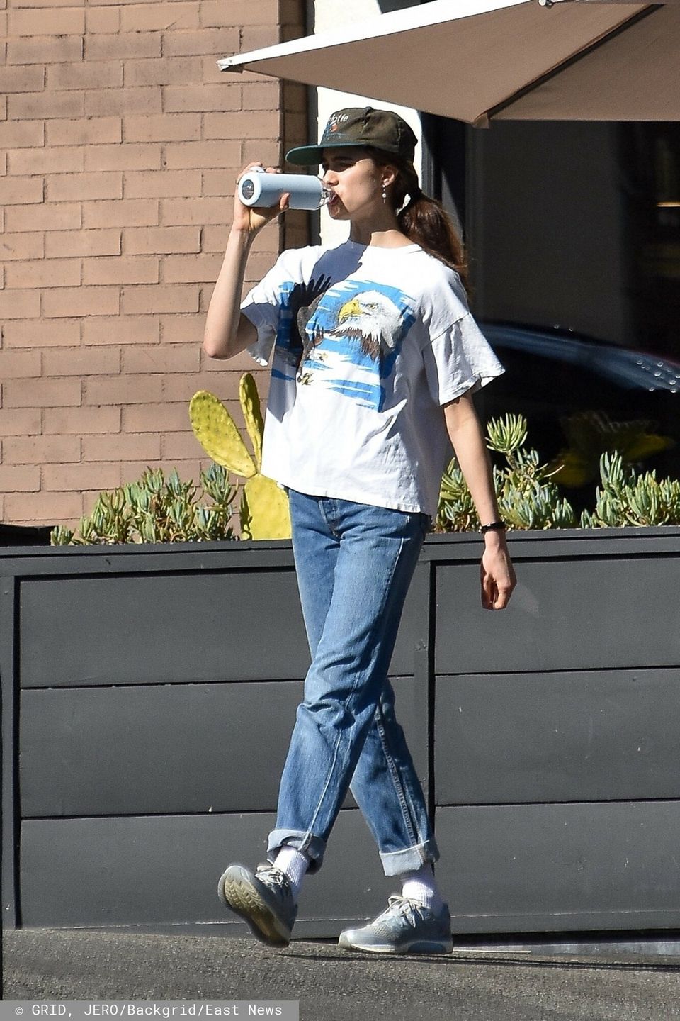 Shia LaBeouf i Margaret Qualley spacerują w kalifornijskim słońcu