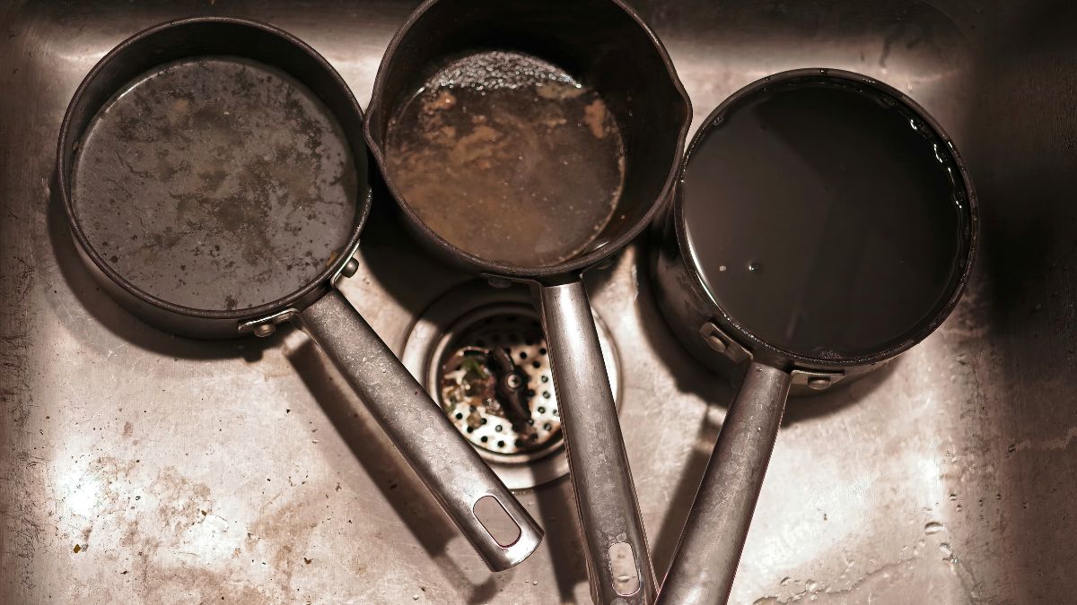 Dlaczego nie powinno się zalewać gorących garnków zimną wodą? 