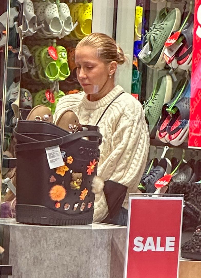 Katarzyna Warnke buszuje po centrum handlowym z córką
