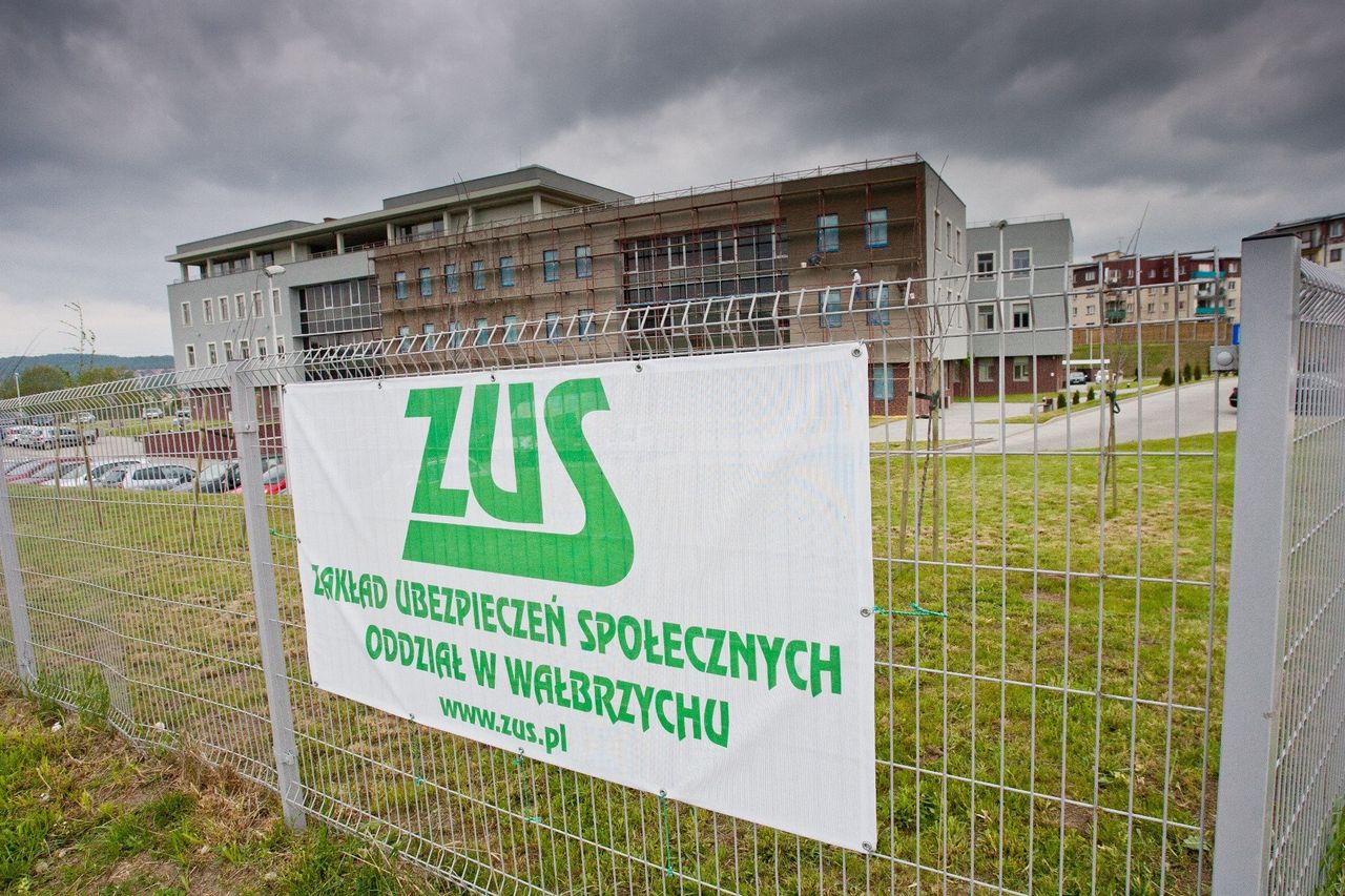 Emerytury sierpniowe 2025. Stawki brutto i netto