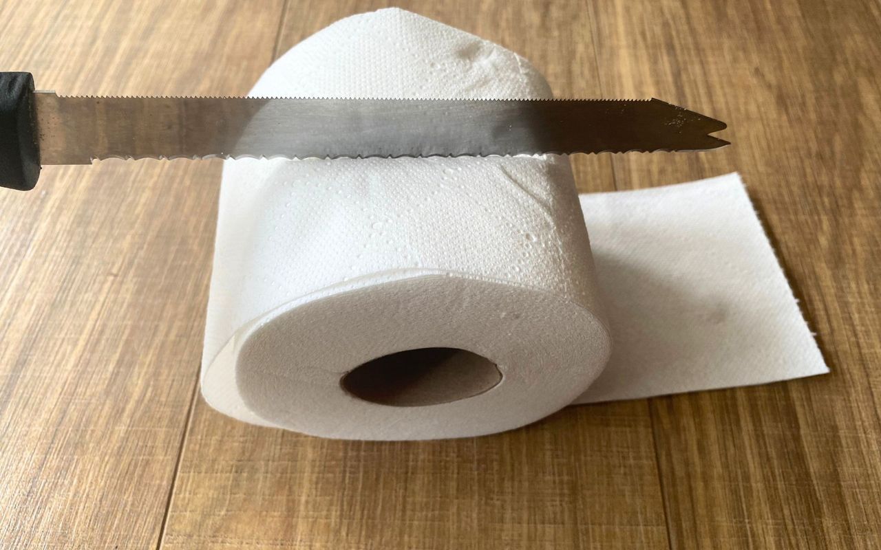 Przetnij papier toaletowy na pół. Potem sobie podziękujesz