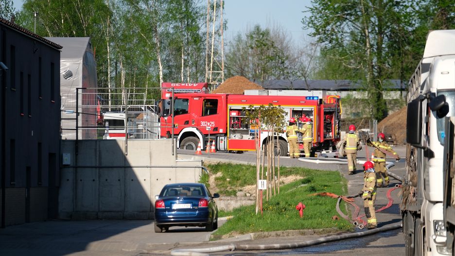 Sławków. Pożar składowiska trocin