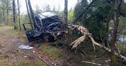 Lębork: 15-latek zabrał auto rodziców i rozbił je na drzewach. Samochód stanął w ogniu