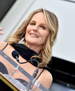 Helen Hunt surfuje w bikini. Uczy kobiety, by przestały wpadać w obsesję piękna