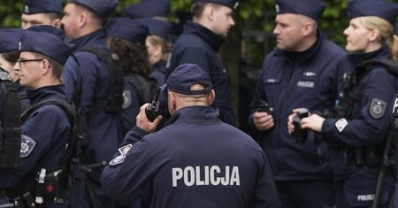 Specjalne komunikaty policji i MSWiA ws. szkół