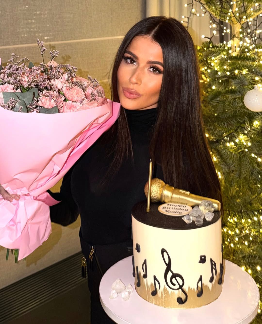 Roksana Węgiel dostała kwiaty i muzyczny tort