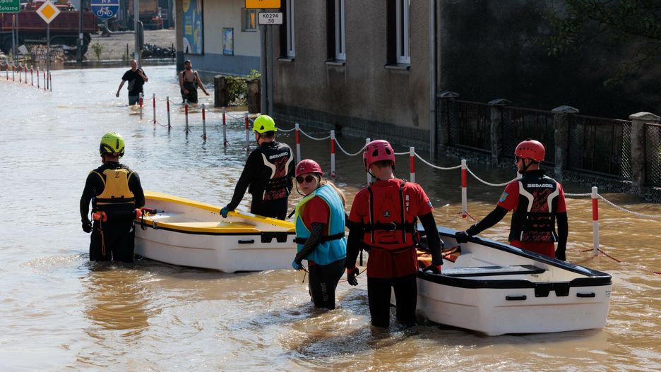 Skorogoszcz k. Lewina pod wod?
Fot. Karol Porwich/East News, Skorogoszcz. 18.09.2024. Miasto lezace w cieniu Lewina Brzeskiego, ktore dzieki ochotnikom i wolontariuszom sprawnie zmierzylo sie z woda, ktora zalawla wieksza czesc wsi. N/z: Ratownicy z WOPR dostarczaja wode do zalanych domow.
Karol Porwich