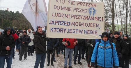Wojownicy Maryi na ulicach. W rękach miecz, na ustach modlitwa